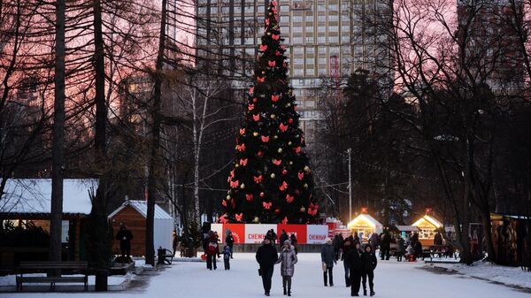 Люди гуляют в центральном парке культуры и отдыха им. В.В. Маяковского в Екатеринбурге