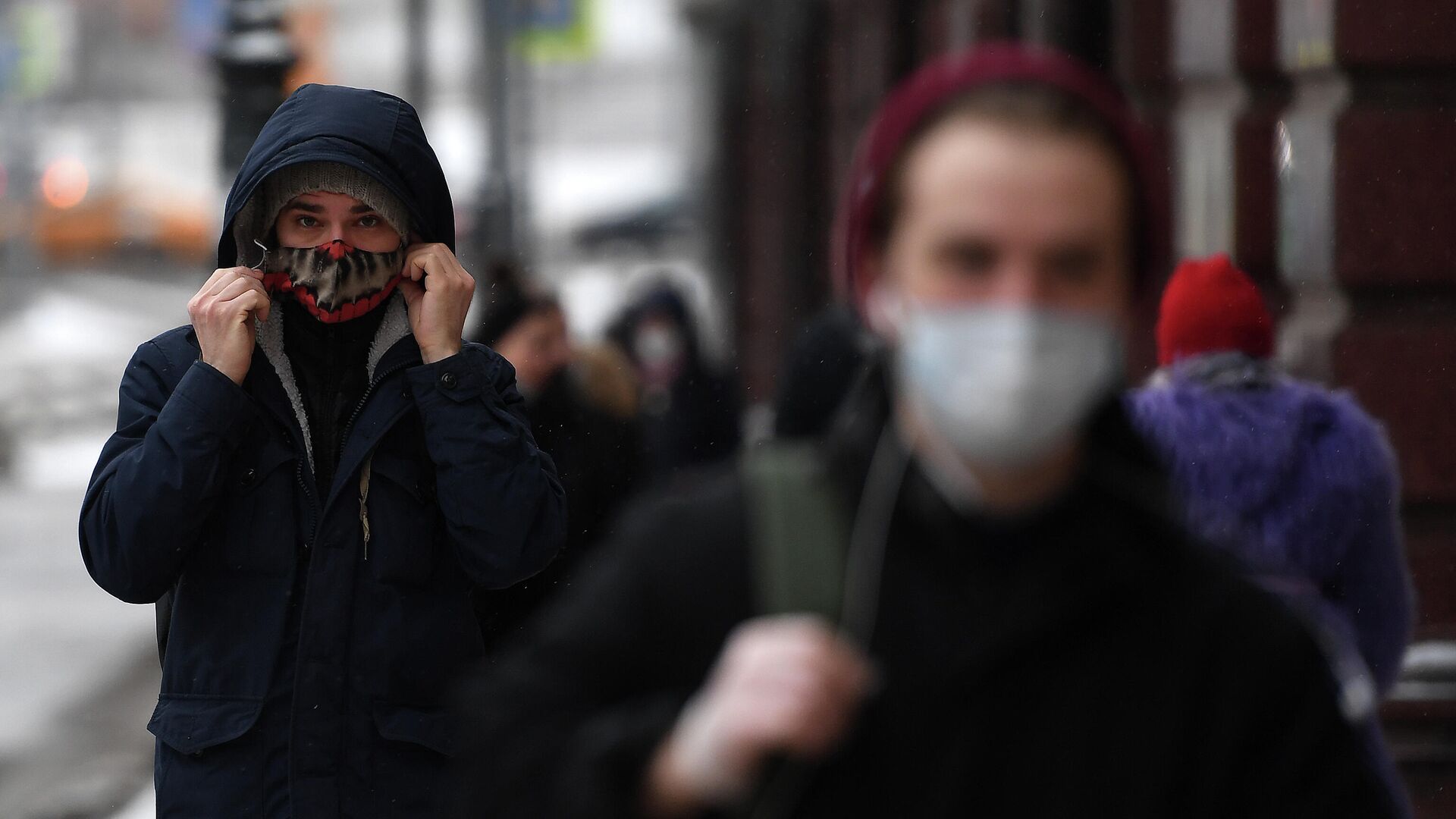 Прохожие в защитных масках на одной из улиц в Москве - РИА Новости, 1920, 14.12.2020