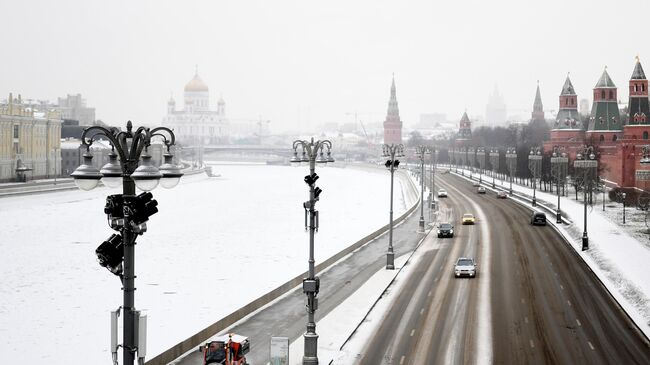 Автомобильное движение на Кремлевской набережной в Москве