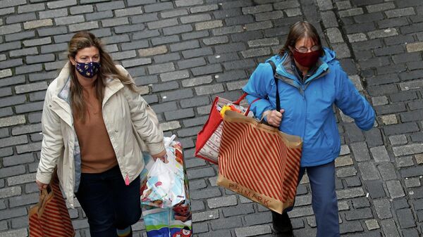 Покупатели с сумками в Честере, Великобритания