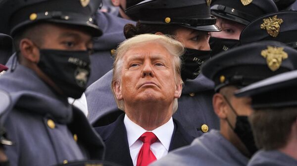 Президент США Дональд Трамп в окружении армейских кадетов