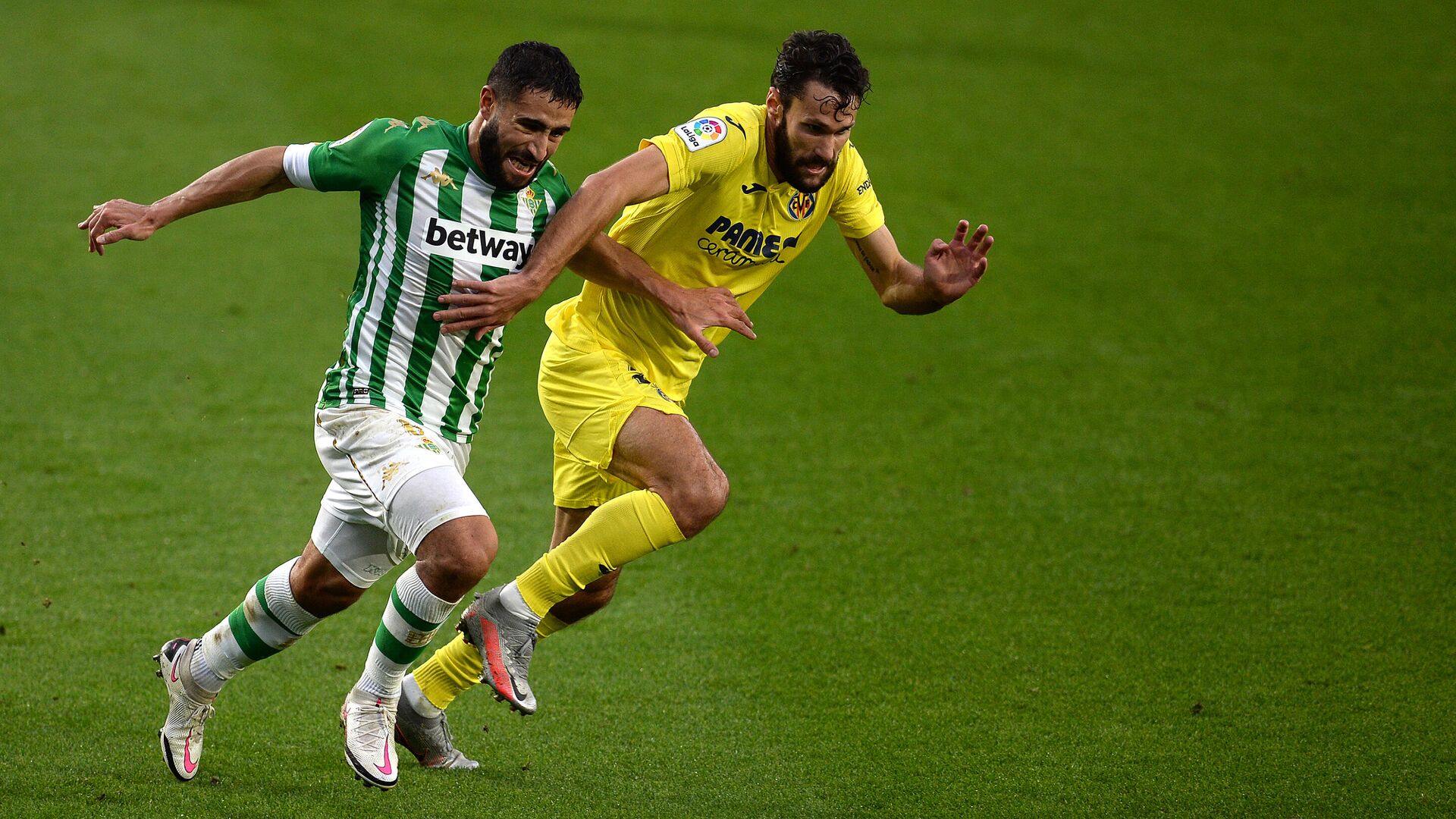 Villarreal's Spanish defender Alfonso Pedraza (R) vies for the ball with Real Betis' French midfielder Nabil Fekir during the Spanish league football match between Real Betis and Villarreal CF at the Benito Villamarin stadium in Seville on December 13, 2020. (Photo by CRISTINA QUICLER / AFP) - РИА Новости, 1920, 13.12.2020