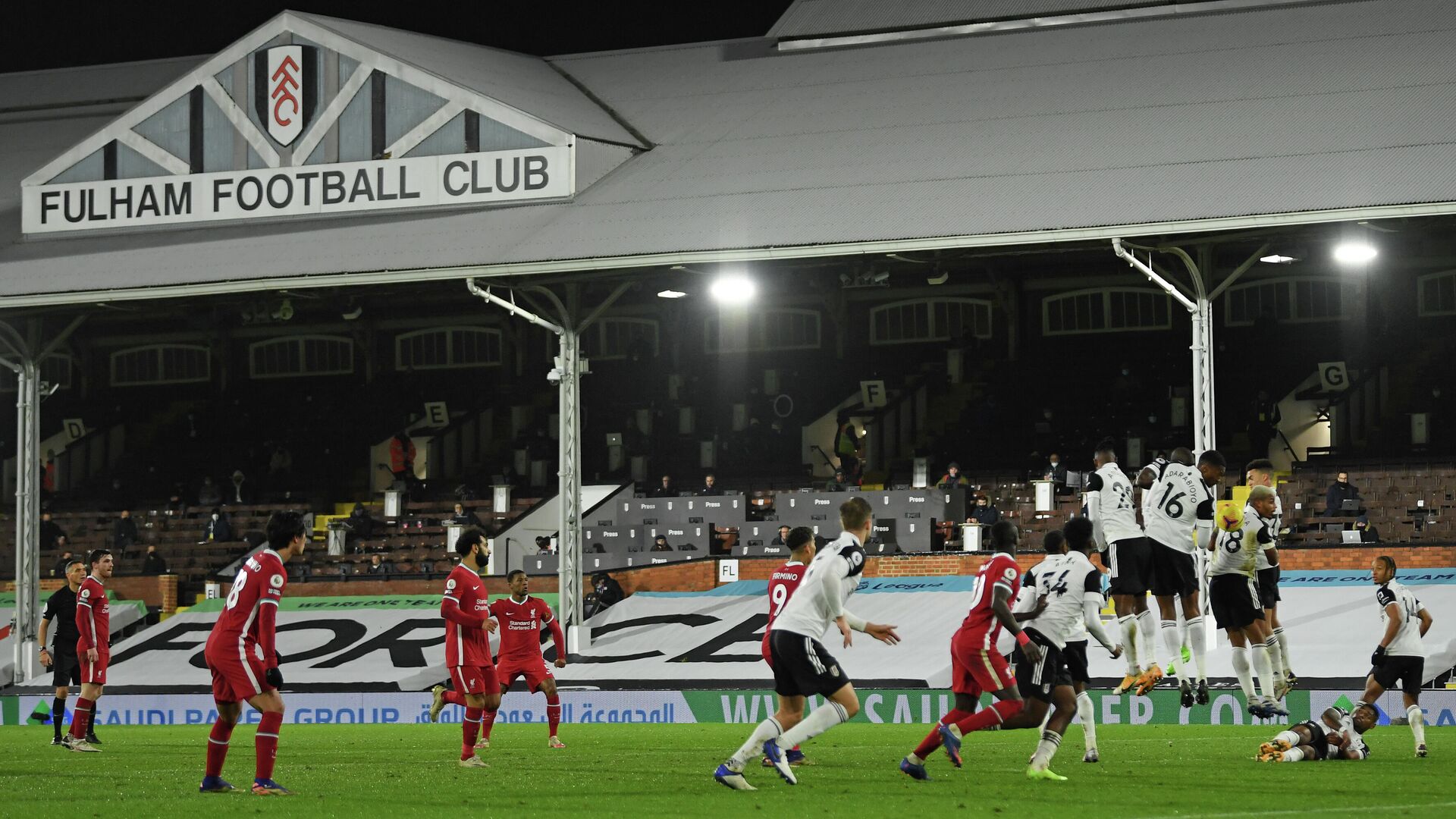 Fulham defenders handle the ball in the wall giving Liverpool a penalty during the English Premier League football match between Fulham and Liverpool at Craven Cottage in London on December 13, 2020. (Photo by Mike Hewitt / POOL / AFP) / RESTRICTED TO EDITORIAL USE. No use with unauthorized audio, video, data, fixture lists, club/league logos or 'live' services. Online in-match use limited to 120 images. An additional 40 images may be used in extra time. No video emulation. Social media in-match use limited to 120 images. An additional 40 images may be used in extra time. No use in betting publications, games or single club/league/player publications. /  - РИА Новости, 1920, 13.12.2020