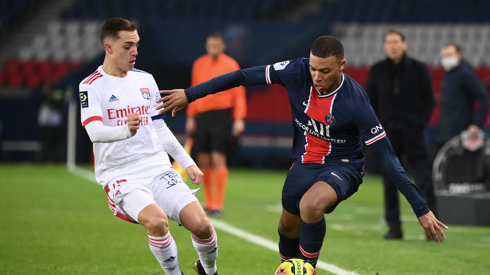 Lyon's French midfielder Maxence Caqueret (L) vies with Paris Saint-Germain's French forward Kylian Mbappe (R) during the French L1 football match between Paris Saint-Germain (PSG) and Lyon (OL), on December 13, 2020 at the Parc des Princes stadium in Paris. (Photo by FRANCK FIFE / AFP) - РИА Новости, 1920, 14.12.2020