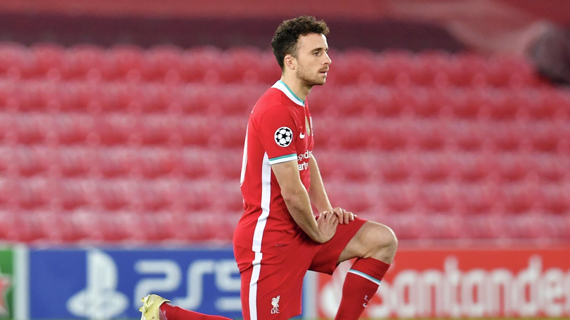 Liverpool's Portuguese striker Diogo Jota 'takes a knee' in support of anti-Racism campaigns ahead of the UEFA Champions League 1st round Group D football match between Liverpool and Ajax at Anfield  in Liverpool, north west England on December 1, 2020. (Photo by Paul ELLIS / POOL / AFP) - РИА Новости, 1920, 14.12.2020