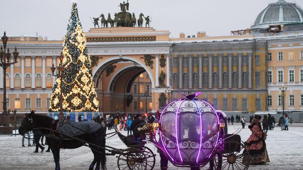 Карета и главная новогодняя елка на Дворцовой площади в Санкт-Петербурге