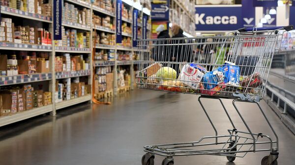 Тележка с продуктами в супермаркете