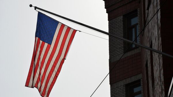 Флаг на фасаде здания генерального консульства США во Владивостоке