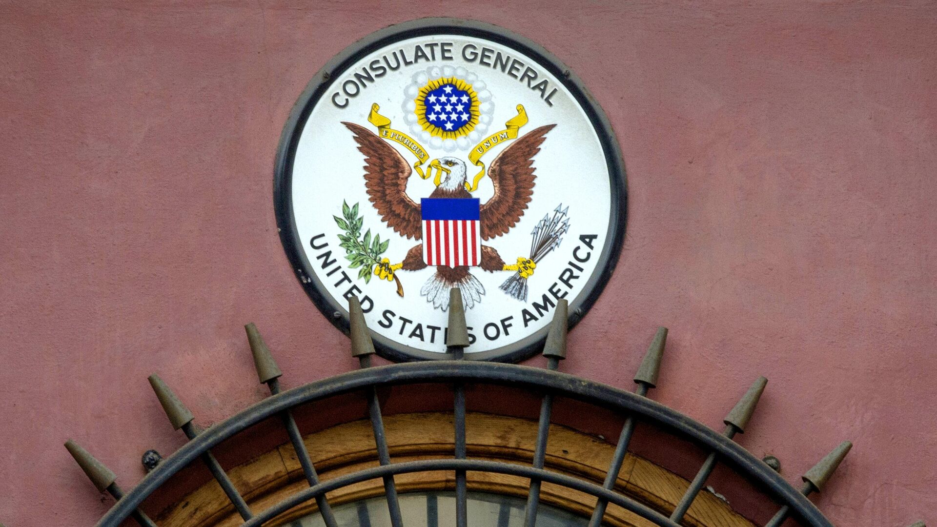 Американский герб на здании генерального консульства США в Санкт-Петербурге - РИА Новости, 1920, 08.10.2021
