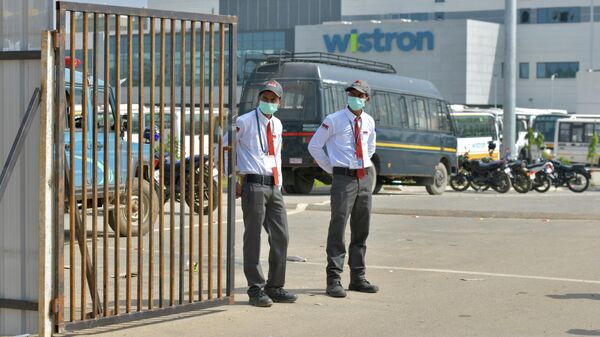 Охранники у въезда на фабрику компании Wistron в Нарсапуре