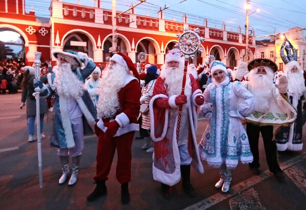 Участники парада Дедов Морозов и Снегурочек в рамках праздничного мероприятия проекта Калуга - новогодняя столица России