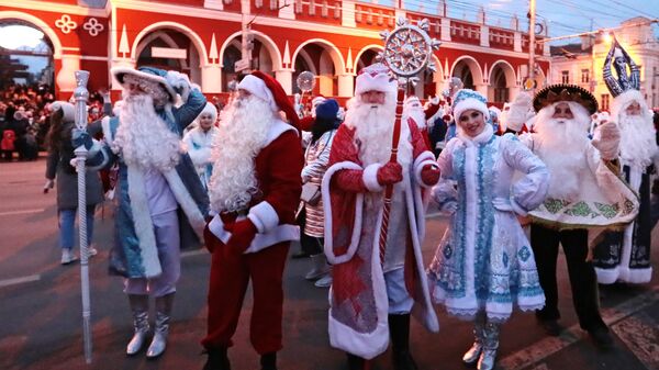 Участники парада Дедов Морозов и Снегурочек в рамках праздничного мероприятия проекта Калуга - новогодняя столица России