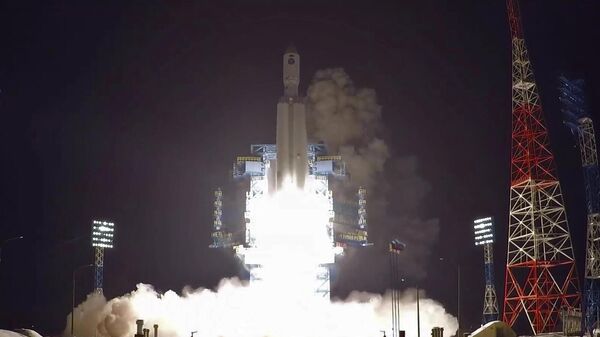 Запуск тяжелой ракеты-носителя Ангара-5 с разгонным блоком Бриз-М с макетом спутника на космодроме Плесецк. Стоп-кадр видео