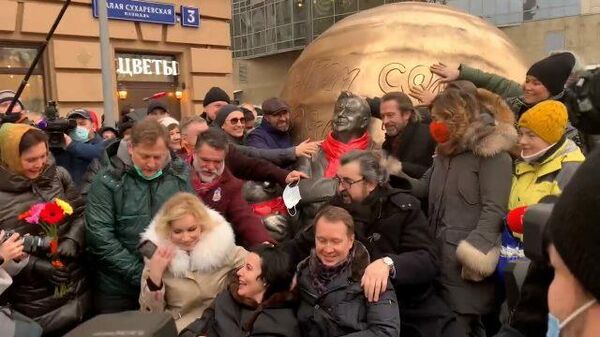 Музыка и крики Ура!: в Москве открыли памятник Олегу Табакову 