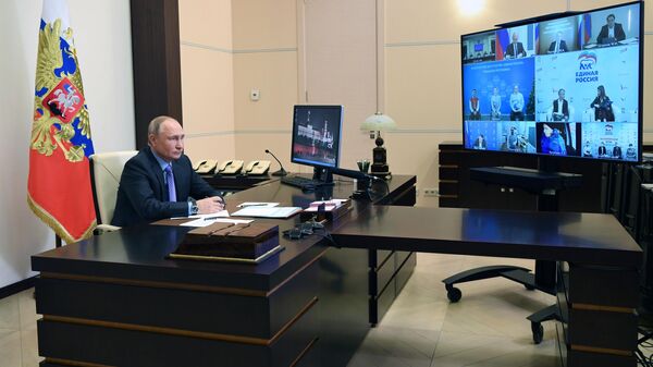 Президент РФ Владимир Путин принимает участие в социальном онлайн-форуме Единой России в режиме видеоконференции