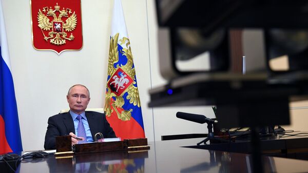 Президент РФ Владимир Путин принимает участие в социальном онлайн-форуме Единой России в режиме видеоконференции