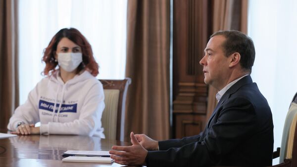  Дмитрий Медведев проводит беседу с волонтерами перед социальным онлайн-форумом Единой России