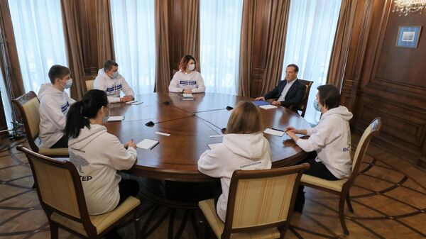  Дмитрий Медведев проводит беседу с волонтерами перед социальным онлайн-форумом Единой России