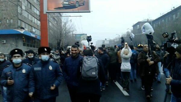 Противники Пашиняна скандируют лозунги на шествии в центре Еревана 