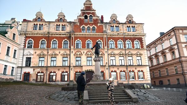 Памятник основателю Выборгского замка шведскому маршалу Торгильсу Кнутссону работы скульптора Вилле Валльгрена на площади Старой ратуши