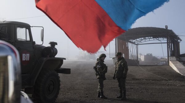 Российские миротворцы на блокпосту №6 на въезде в город Шуша на дороге из Степанакерта в Лачин