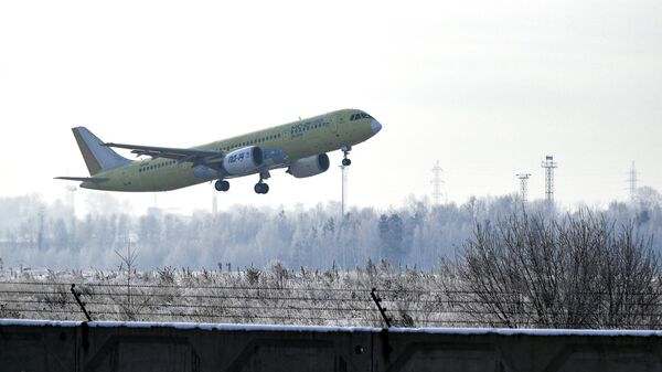 Самолет МС-21-310, оснащенный новыми российскими двигателями ПД-14, взлетает с аэродрома Иркутского авиационного завода
