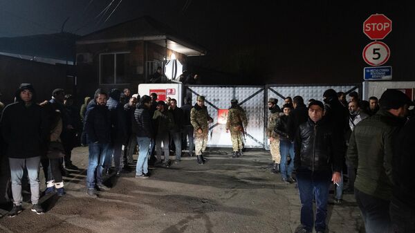 Родственники военнопленных во время встречи российского самолета, доставившего из Баку более 40 армянских военнопленных в аэропорту Эребуни в Еревaне