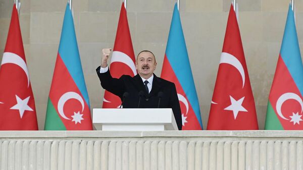 Президент Азербайджана Ильхам Алиев выступает на военном параде в Баку