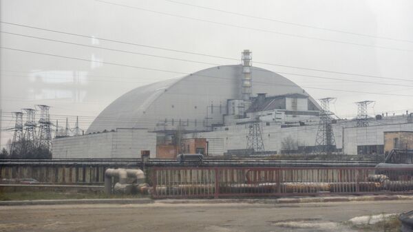 Изоляционное арочное сооружение над разрушенным в результате аварии 4-м энергоблоком Чернобыльской АЭС 