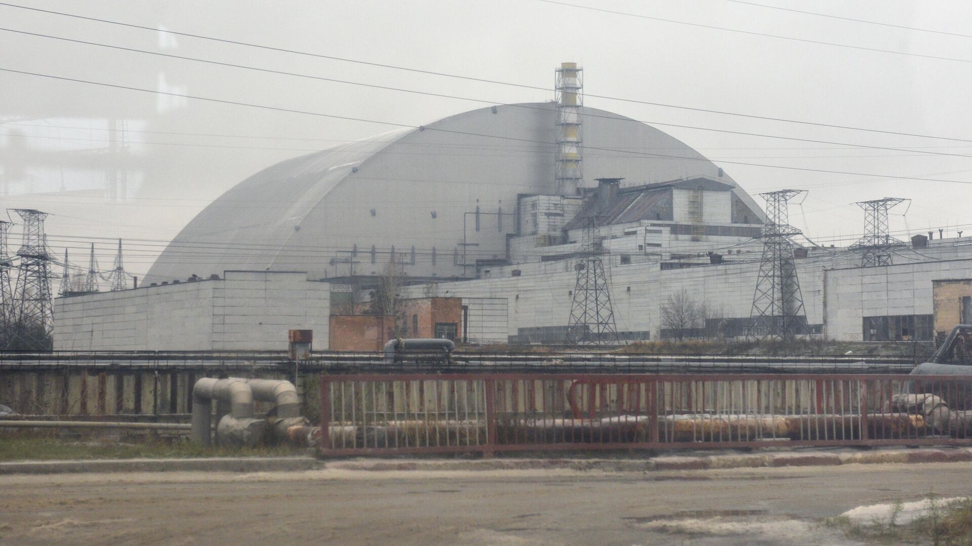 Изоляционное арочное сооружение над разрушенным в результате аварии 4-м энергоблоком Чернобыльской АЭС  - РИА Новости, 1920, 22.04.2021