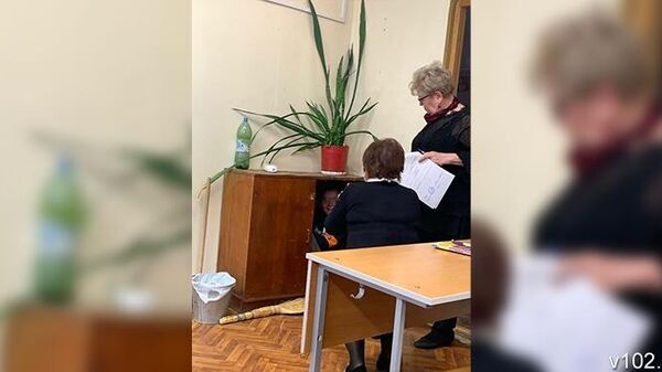 Фото ученика, сидящего в тумбочке в классе школы в Волгограде, опубликованное на сайте v102.ru