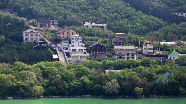 Село Абрау-Дюрсо на берегу озера Абрау в Краснодарском крае