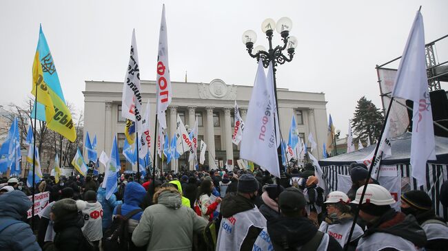 Участники акции протеста представителей малого и среднего бизнеса, которые требуют отмены карантинных ограничений, вызванных коронавирусом, у здания Верховной рады Украины в Киеве