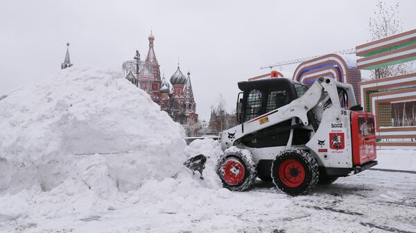 Уборка снега в парке Зарядье в Москве