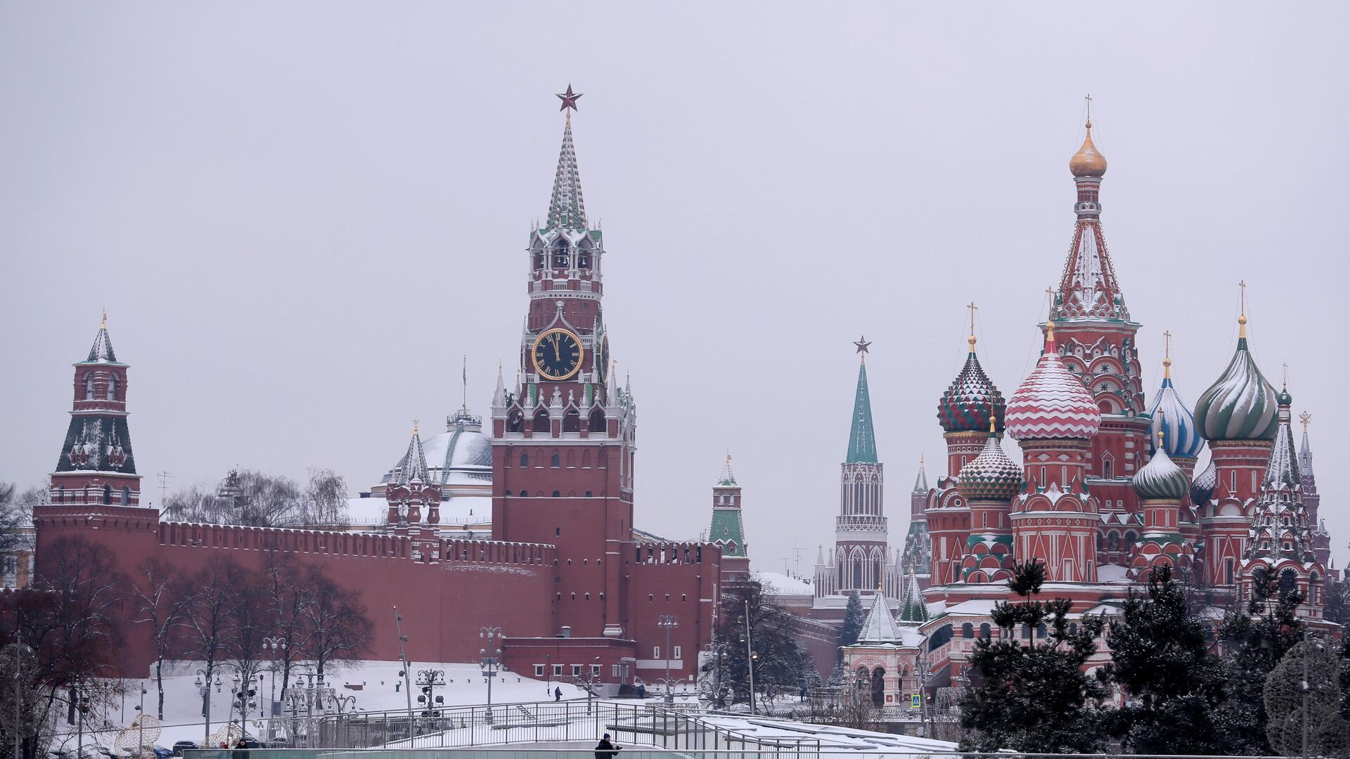 Вид из парка Зарядье на Покровский собор и Спасскую башню Московского Кремля - РИА Новости, 1920, 29.12.2020