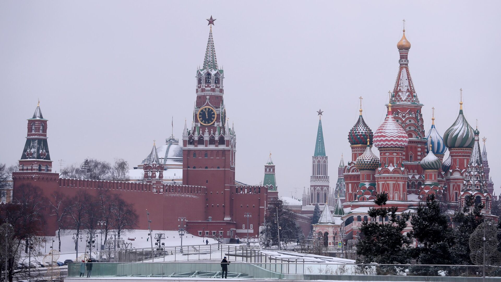 Вид из парка Зарядье на Покровский собор и Спасскую башню Московского Кремля - РИА Новости, 1920, 28.02.2022