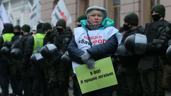 Участники акции протеста представителей малого и среднего бизнеса, которые требуют отмены карантинных ограничений, вызванных коронавирусом, у здания Верховной рады Украины в Киеве