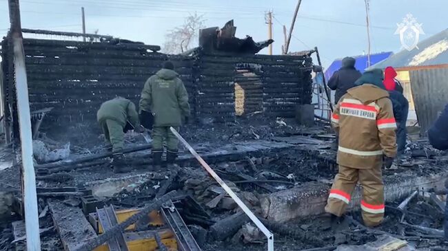 Сотрудники МЧС на месте пожара в доме престарелых в Абзелиловском районе Башкирии