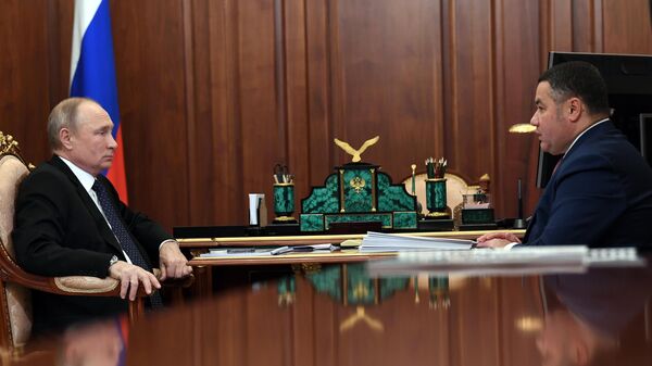 Президент РФ Владимир Путин и губернатор Тверской области Игорь Руденя во время встречи