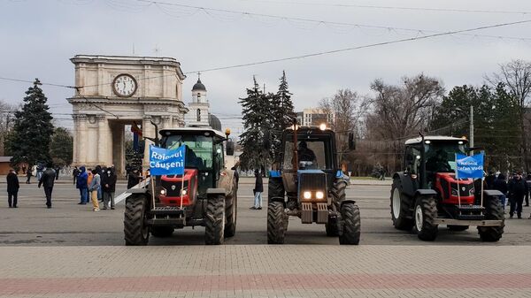 Тракторы на площади у здания правительства Молдавии в Кишиневе