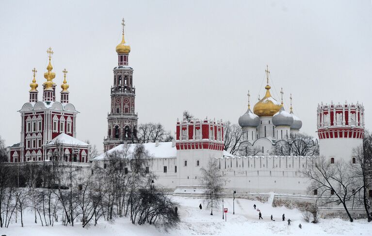 Москвичи гуляют у стен Новодевичьего монастыря