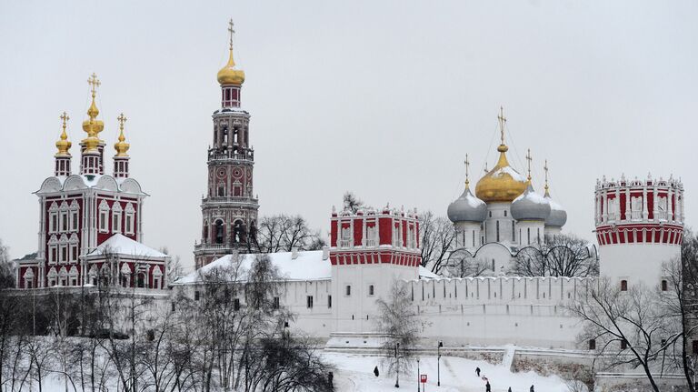 Москвичи гуляют у стен Новодевичьего монастыря