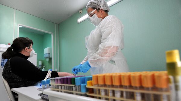 Старшая медицинская сестра ООО Лаборатория Гемотест берет кровь на антитела к коронавирусу