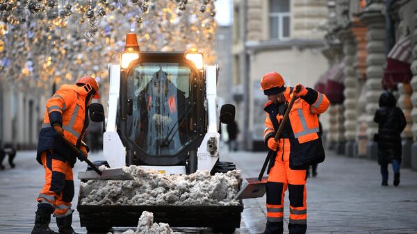Сотрудники коммунальных служб во время уборки снега в Москве