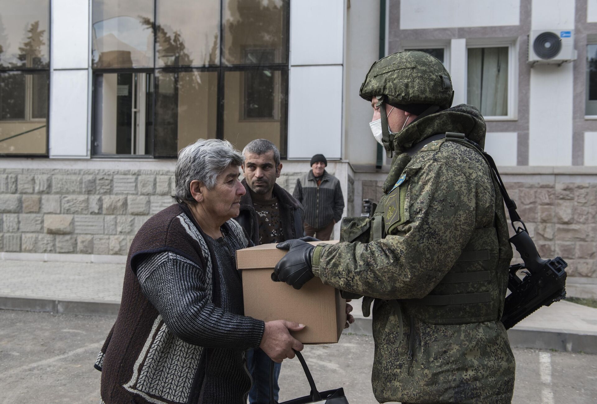 Военнослужащий российского Центра по примирению враждующих сторон раздает гуманитарную помощь жителям города Мартакерт  - РИА Новости, 1920, 16.12.2020