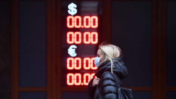 Электронное табло с курсами валют на одной из улиц в Москв