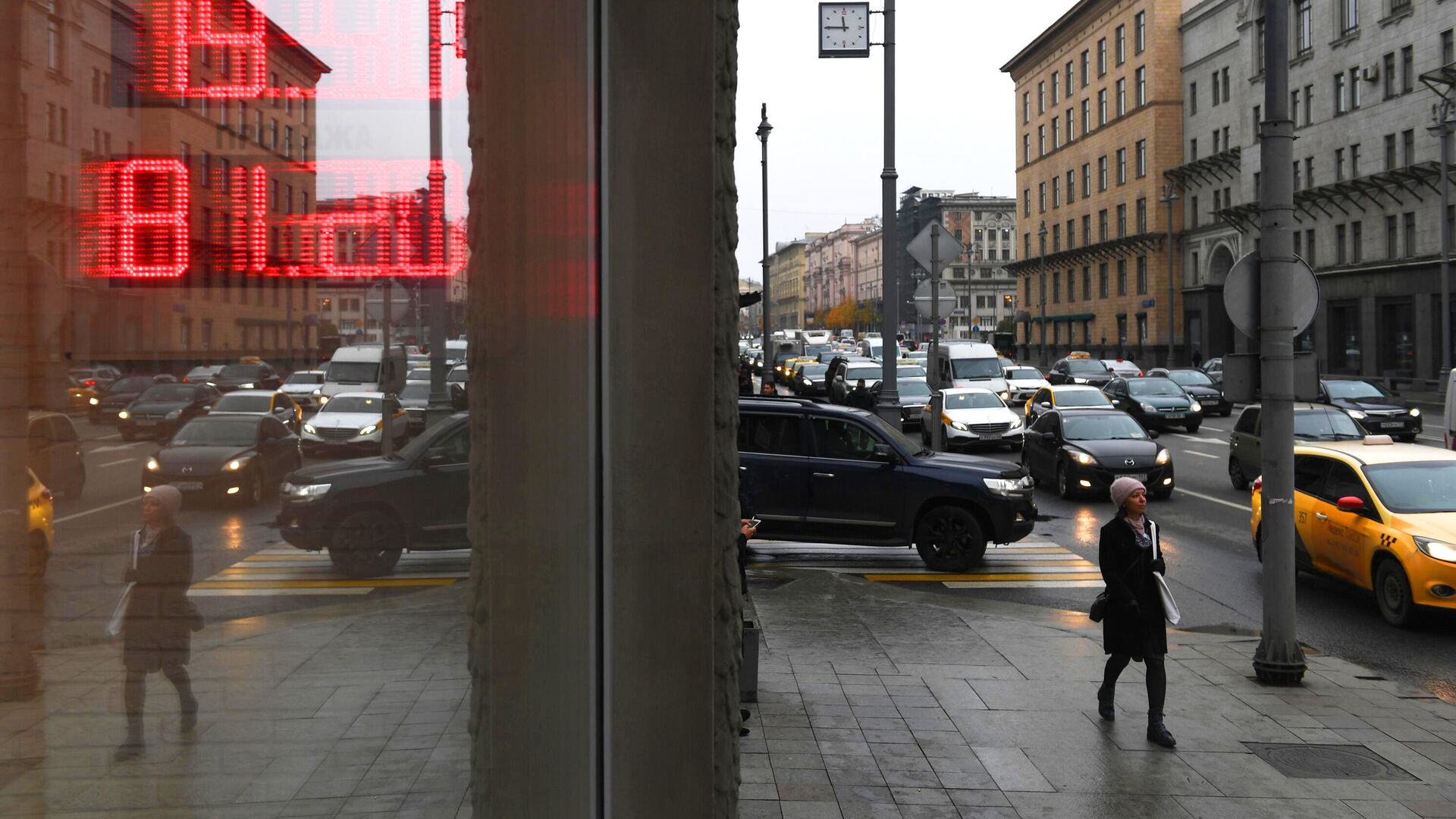 Отражение электронного табло с курсами валют на одной из улиц в Москве - РИА Новости, 1920, 22.12.2020