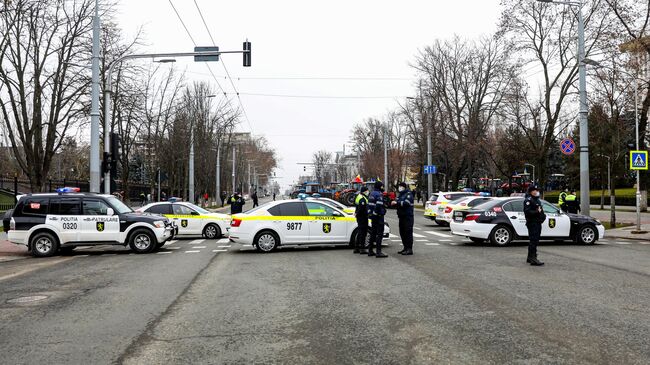 Сотрудники правоохранительных органов во время акции протеста фермеров в Кишиневе