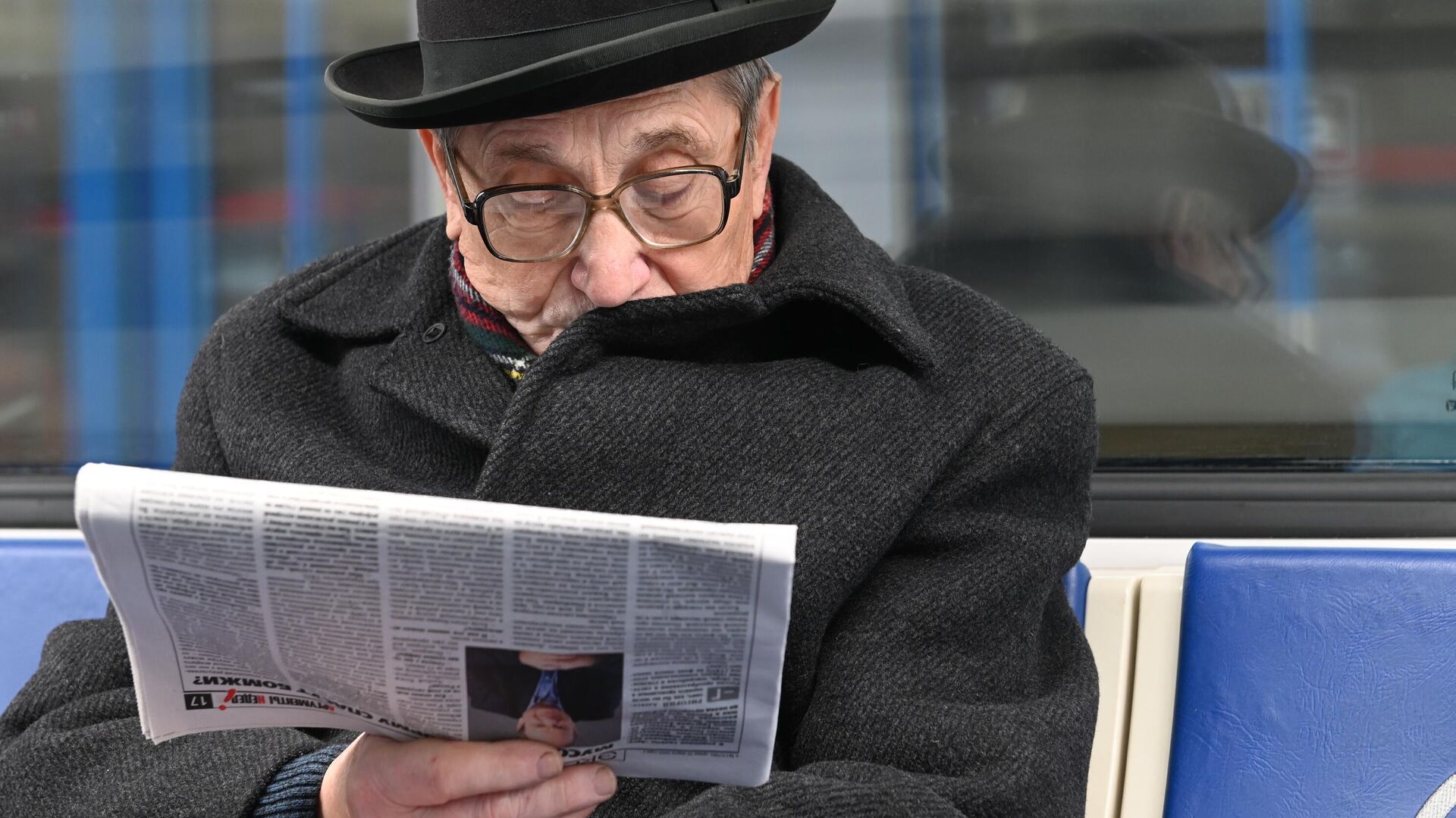 Мужчина читает газету во время поездки в метро - РИА Новости, 1920, 01.02.2021