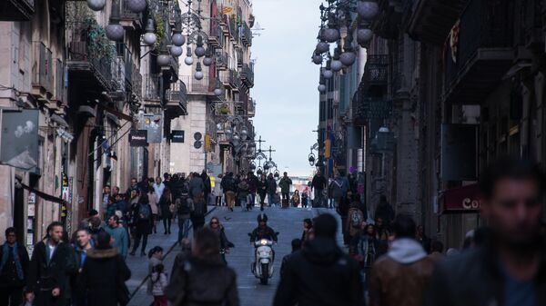 Прохожие на одной из улиц Барселоны